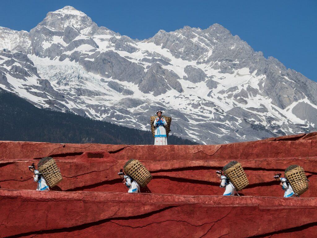 Lijiang_Yunnan_China-Naxi-people-carrying-baskets-01