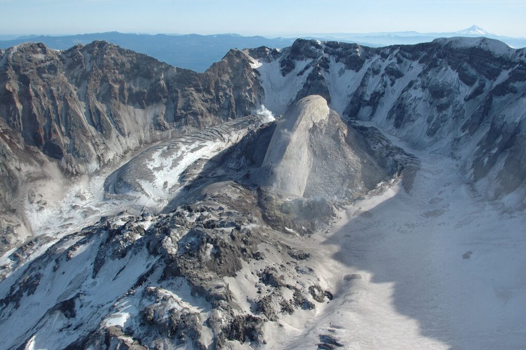 Whaleback,_Mount_St_Helens_volcanic_crater_(February_22_2005)